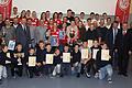 Die Mannschaften des Jahres aus den Abteilungen Handball, Basketball und Tischtennis stellten sich zum Gruppenfoto auf. Links mit dem Pokal in der Hand der Sportler des Jahres Christian Dürr. In der Mitte zeigen Nora Karl und Hanna Schneider ihre Trophäen.