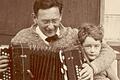 Max Mohr und seine Tochter Eva auf dem Hof bei&nbsp;bei Rottach-Egern. Bei der Aktion 'Würzburg liest ein Buch' steht sein Roman 'Frau ohne Reue' im Mittelpunkt.