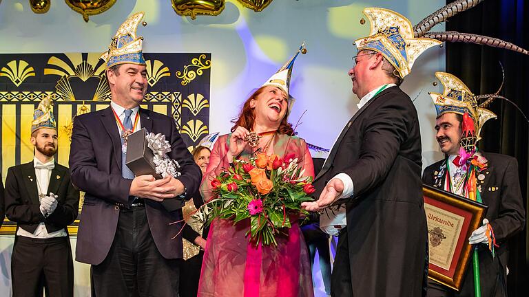 So sieht pure Freude aus: Luise Kinseher, eingerahmt von Ministerpräsident Markus Söder und KiKaG-Präsident Rainer Müller. So sieht pure Freude aus: Luise Kinseher, eingerahmt von Ministerpräsident Markus Söder und KiKaG-Präsident Rainer Müller.