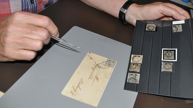 Die Briefmarkensammlung von Peter Darmietzel aus Marktsteinach beinhaltet wertvolle und seltene Stücke. Darunter den legendären Schwarzen Einser, der als erstes Postwertzeichen 1849 herauskam. Der abgebildete Brief trägt sogar einen Schweinfurter Stempel.