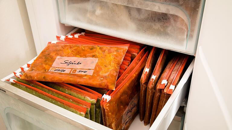 Lebensmittel wurden portionsweise eingefroren       -  Was übrig bleibt, kann man zum Beispiel in Portionspackungen für später einfrieren.