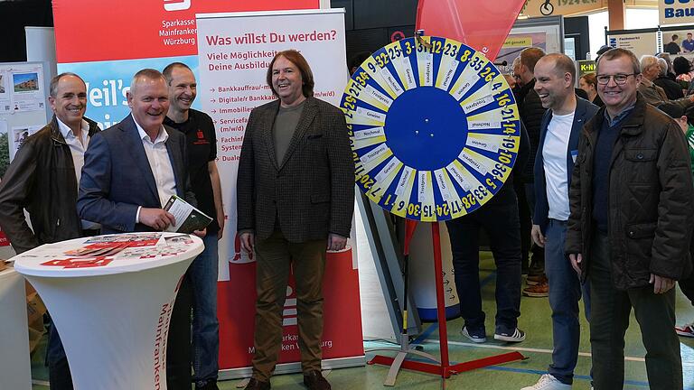 Beim Rundgang auf der Regio-Messe gab es viel zu Lachen (von links): Uli Heim (stellvertretender Vorsitzender Spielmannszug), Marktheidenfelds Bürgermeister Thomas Stamm, Torsten Keil (Geschäftsstellenleiter der Sparkasse in Esselbach), Esselbachs Bürgermeister Richard Roos, Manuel Heim (Vorsitzender Spielmannszug) und Christian Menig (zweiter Bürgermeister Marktheidenfeld).