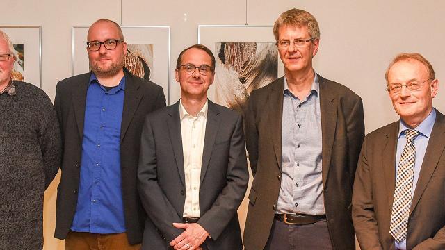 Kontroverse Debatte beim ÖPNV-&bdquo;Stadtgespräch&ldquo;: (von links) Schröder-Haus-Chefin Anni Hentschel, die ÖPNV-Fachleute Thomas Naumann, Aljoscha Labeille, Stefan Weigele, Matthias Pilz, Paul Lehmann und Moderator Andreas Jungbauer (Main-Post).