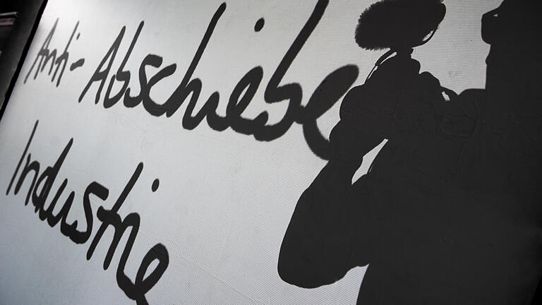 Ein Kameramann nimmt das 'Unwort des Jahres 2018' auf: Anti-Abschiebe-Industrie. Ein Kameramann nimmt das 'Unwort des Jahres 2018' auf: Anti-Abschiebe-Industrie.
