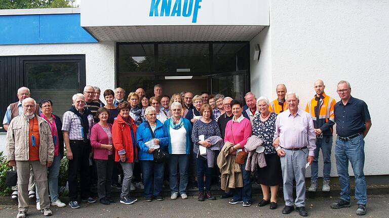 Die Reisegruppe besichtigte auf Einladung von  Nikolaus Knauf das Plattenwerk Stadtoldendorf.