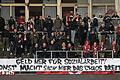 Plakativer Protest für die Fortführung des Würzburger Fanprojekts beim Heimspiel der Kickers gegen Illertissen.
