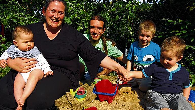 Die Zeißners: Jetzt ein Quintett, von links: Neuankömmling Töchterchen Gwendolin, Mutter Brigitte, Vater Jürgen, Benjamin (5) und Jonathan (3).