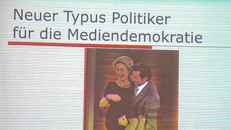 Die Politikerin und der Hollywood-Star: Ursula von der Leyen in den Armen von Hugh Jackman bei &bdquo;Wetten, dass. . ?&ldquo; Solche Auftritte sind für das Image des modernen Politikers weitaus wichtiger als jede Grundsatzrede im Bundestag.