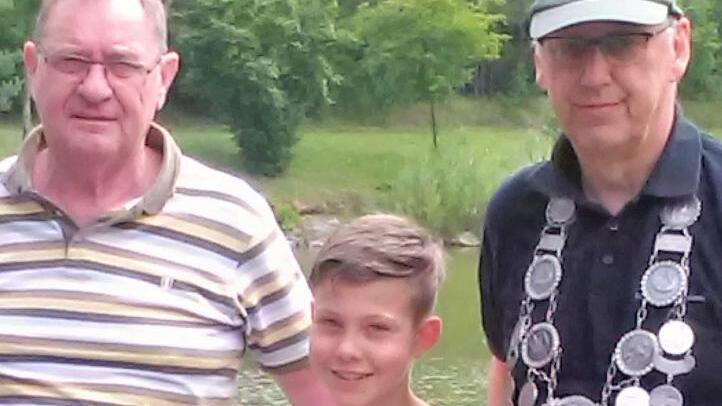 Vollhals erneut Anglerkönig       -  (fp)   Bei optimalem Anglerwetter hat der Sportangelverein Schwarzach am Vereinsgewässer in Düllstadt seine neuen Anglerkönige gekürt. Mit einem Schuppenkarpfen von 3,2 Kilogramm holte sich Vorjahressieger Bernhard Vollhals erneut den Titel des Schwarzacher Anglerkönigs. Den zweiten Platz belegte Günter Wich. Einen Platz dahinter rangierte Karlheinz Endres. Jugendkönig 2017 wurde André Meuser. Insgesamt nahmen 19 Petrijünger am Wettangeln teil. Das Fangergebnis in diesem Jahr bezeichnete Vorsitzender Walter Link als &bdquo;nicht besonders gut&ldquo;. Im Bild (von links) Vorsitzender Walter Link, Jugendkönig Andre Meuser und Bernhard Vollhals.