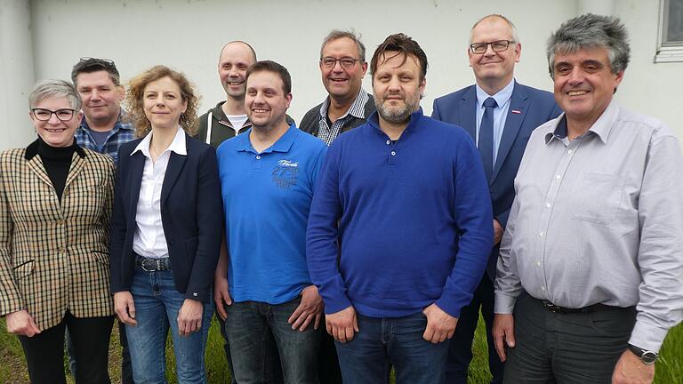 Das Führungs-Team der „Metzgerinnung Main-Rhön“ (von links): Die stellvertretende Obermeisterin Beatrix Warmuth, Obermeister Alfred Kaiser, Marion Müller, Thomas Michel, Markus Alles, Anton Koob und Volker Bausewein mit HWK-Hauptgeschäftsführer Ludwig Paul und Innungsgeschäftsführer Jürgen Straub. Das Führungs-Team der „Metzgerinnung Main-Rhön“ (von links): Die stellvertretende Obermeisterin Beatrix Warmuth, Obermeister Alfred Kaiser, Marion Müller, Thomas Michel, Markus Alles, Anton Koob und Volker Bausewein mit HWK-Hauptgeschäftsführer Ludwig Paul und Innungsgeschäftsführer Jürgen Straub.