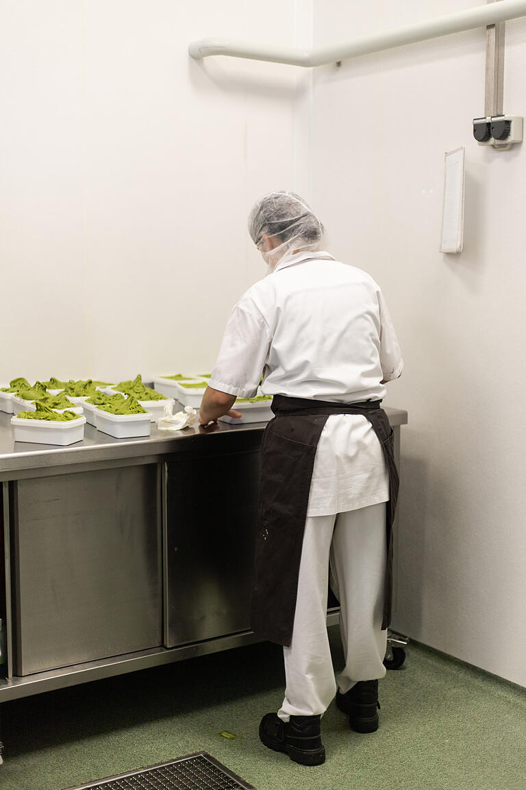Im Eisraum werden Fichtennadeln zu Sorbet – und dann Element des Baukastens „Wald“. Im Eisraum werden Fichtennadeln zu Sorbet – und dann Element des Baukastens „Wald“.