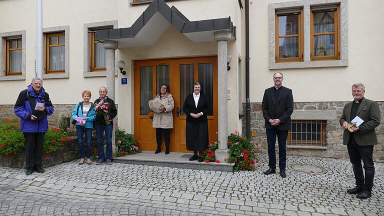 Sie wünschten Schwester Meinrada Böhnlein von den Schwestern der Schmerzhaften Mutter (Dritte von rechts) viel Glück und viel Segen zum 80. Geburtstag: (von links) Albert Leutbecher, Pfarrer im Ruhestand, das Küsterehepaar Gaby und Elmar Will, Gerda Staude, Sprecherin des Gemeindeforums, Pfarrer Thomas Menzel und Pfarrer Andreas Werner. Sie wünschten Schwester Meinrada Böhnlein von den Schwestern der Schmerzhaften Mutter (Dritte von rechts) viel Glück und viel Segen zum 80. Geburtstag: (von links) Albert Leutbecher, Pfarrer im Ruhestand, das Küsterehepaar Gaby und Elmar Will, Gerda Staude, Sprecherin des Gemeindeforums, Pfarrer Thomas Menzel und Pfarrer Andreas Werner.