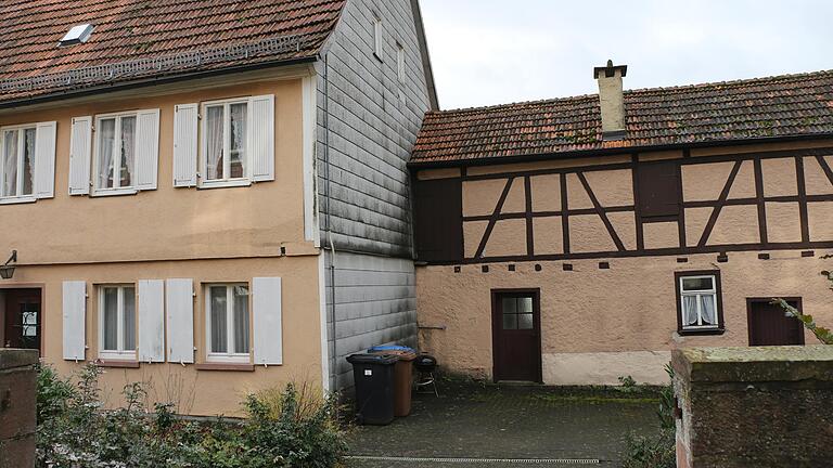 Platz für Neues: Das alte Bürgerhaus in Michelrieth ist abgerissen. Gerade entsteht das Neue. Um den Anbau rechts – und ob er doch erhalten bleibt – diskutierte der Stadtrat.