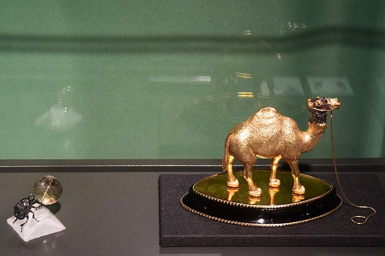 „Donald, das Trumpeltier“ steht mit einem Mistkäfer in der Vitrine. „Donald, das Trumpeltier“ steht mit einem Mistkäfer in der Vitrine.