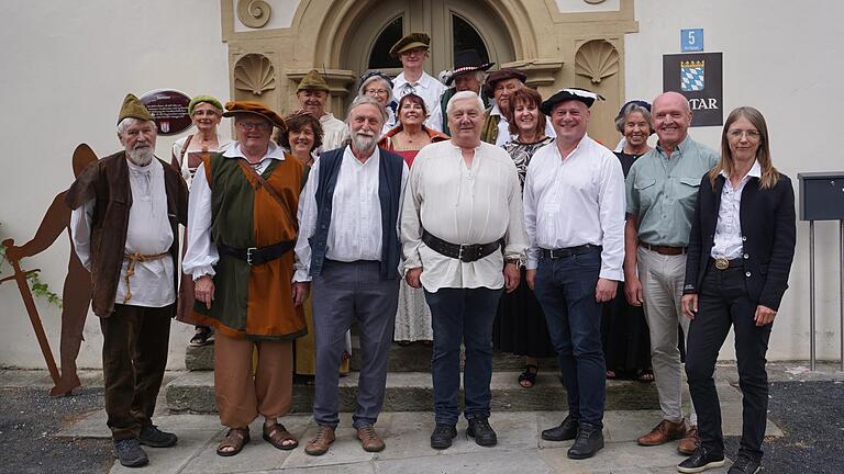 Die Freunde der Osterburg haben es möglich gemacht, dass die Ruine Osterburg freigelegt und der Nachwelt erhalten bleibt. Mit einer Dauerausstellung über die Freilegung und Präsentation von Funden runden sie ihr Engagement ab.
