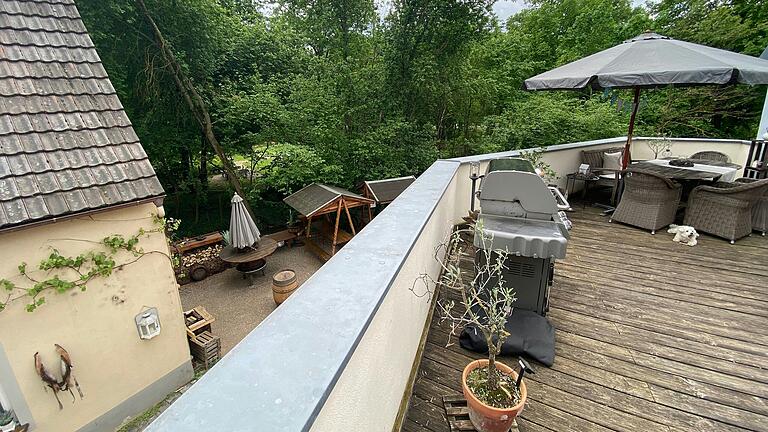 Blick von der Dachterrasse von Mathias Krönert und seiner Familie auf den kleinen Biergarten direkt gegenüber unten am Bach. Blick von der Dachterrasse von Mathias Krönert und seiner Familie auf den kleinen Biergarten direkt gegenüber unten am Bach.