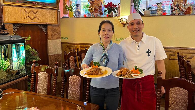 China Thai Restaurant Bad Kissingen - Restaurant-Inhaber Thinh Dinh Tran zusammen mit der Servicechefin Thi Hog Keßler. China Thai Restaurant Bad Kissingen - Restaurant-Inhaber Thinh Dinh Tran zusammen mit der Servicechefin Thi Hog Keßler.