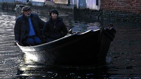 Die Chinesin und der Italiener: Die Chinesin Shun Li arbeitet in dem italienischen Streifen „Io sono Li“ als Bedienung in einer Hafenkneipe in Italien. Als sie den Fischer Bepi kennenlernt, beginnt eine Freundschaft, die sowohl bei den Einheimischen als auch bei den zugewanderten Chinesen auf Ablehnung stößt. Das Werk läuft beim Internationalen Filmwochenende. Die Chinesin und der Italiener: Die Chinesin Shun Li arbeitet in dem italienischen Streifen „Io sono Li“ als Bedienung in einer Hafenkneipe in Italien. Als sie den Fischer Bepi kennenlernt, beginnt eine Freundschaft, die sowohl bei den Einheimischen als auch bei den zugewanderten Chinesen auf Ablehnung stößt. Das Werk läuft beim Internationalen Filmwochenende.