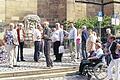 Ausflug nach Ansbach: Interessiert folgen Turnhouter und Hammelburger den Ausführungen des Gästeführers vor der Kirche St. Gumbertus.
