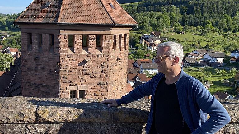 Pit Kallmeyer, Leiter der Jugenherberge Burg Rieneck. Das Haus hat 137 Betten, Träger ist das Bildungs- und Erholungswerk Burg Rieneck e.V. Pit Kallmeyer, Leiter der Jugenherberge Burg Rieneck. Das Haus hat 137 Betten, Träger ist das Bildungs- und Erholungswerk Burg Rieneck e.V.