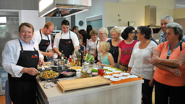 Küchenchef Jürgen Koch in seinem Element, von fachkundigen Blicken begleitet. Küchenchef Jürgen Koch in seinem Element, von fachkundigen Blicken begleitet.