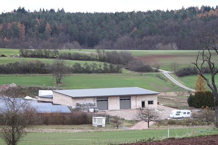 Blick auf das Gewerbebiet 'Großes Stück', auf der ein Unternehmen schon mit dem Bau begonnen hat, aber die Erschließung noch sichergestellt werden muss. Blick auf das Gewerbebiet 'Großes Stück', auf der ein Unternehmen schon mit dem Bau begonnen hat, aber die Erschließung noch sichergestellt werden muss.