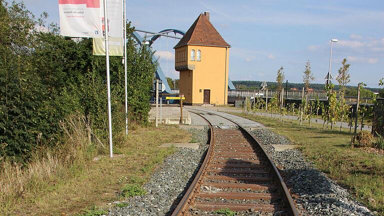 Endstation: der Bahnhof in Astheim. Dahinter die neue Mainbrücke, die nach Volkach führt. Endstation: der Bahnhof in Astheim. Dahinter die neue Mainbrücke, die nach Volkach führt.