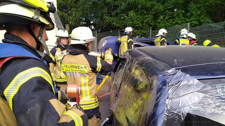 Die Wiesentheider Feuerwehrler bei der 'Reisezeit'-Übung.
