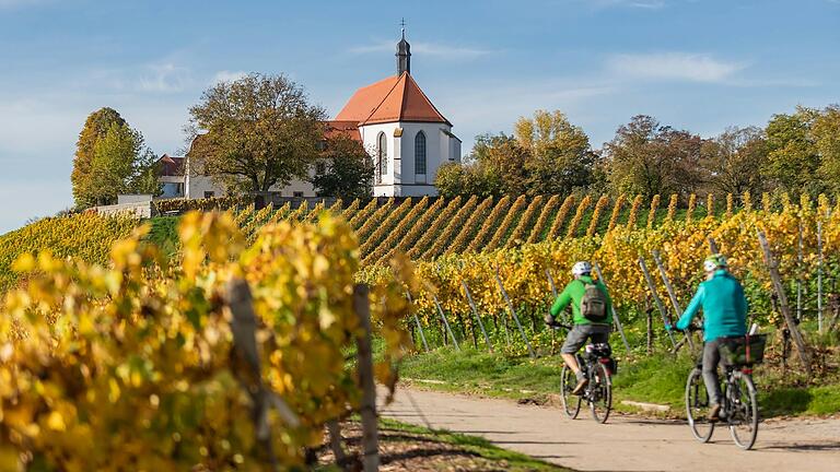 Die Vogelsburg bei Volkach ist ein beliebtes Zwischenziel für Wanderer und Radfahrer. Die Vogelsburg bei Volkach ist ein beliebtes Zwischenziel für Wanderer und Radfahrer. 