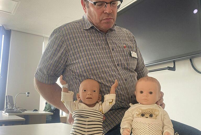 Helmuth Backhaus, Fachkraft für Suchtprävention des Jugendamt Schweinfurt, zeigt anhand von Puppen, welche Folgen Akkoholkonsum während der Schwangerschaft hat. Helmuth Backhaus, Fachkraft für Suchtprävention des Jugendamt Schweinfurt, zeigt anhand von Puppen, welche Folgen Akkoholkonsum während der Schwangerschaft hat.