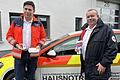BRK-Kreisgeschäftsführer Ralf Baumeister (rechts) und Rettungssanitäter Tobias Zeidler, zuständig für den Hausnotruf, präsentieren hier die notwendigen Geräte.