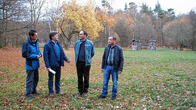 Den Marswald neu beleben: Mit den Bauausschuss-Mitgliedern der Gemeinderäte Oberaurach und Knetzgau trafen sich vor Ort (von links) Winfried Seufert vom Landratsamt, Oberaurachs Bürgermeister Thomas Sechser, Daniel Steuer vom Forstbetrieb Ebrach und Winfried Seufert von der Gemeindeverwaltung Knetzgau. Den Marswald neu beleben: Mit den Bauausschuss-Mitgliedern der Gemeinderäte Oberaurach und Knetzgau trafen sich vor Ort (von links) Winfried Seufert vom Landratsamt, Oberaurachs Bürgermeister Thomas Sechser, Daniel Steuer vom Forstbetrieb Ebrach und Winfried Seufert von der Gemeindeverwaltung Knetzgau.
