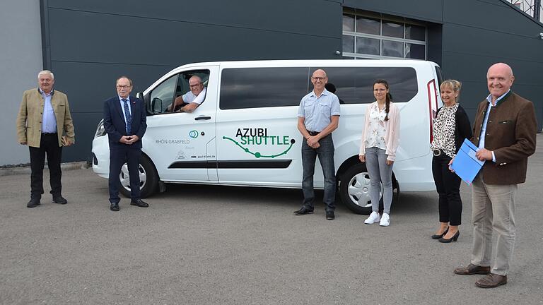 Der Azubi-Shuttle des Landkreises ist eines von vielen ÖPNV-Projekten. Im September ging der Shuttle in Betrieb, der Auszubildende zu ihrer Arbeitsstelle bringt. Der Azubi-Shuttle des Landkreises ist eines von vielen ÖPNV-Projekten. Im September ging der Shuttle in Betrieb, der Auszubildende zu ihrer Arbeitsstelle bringt. 