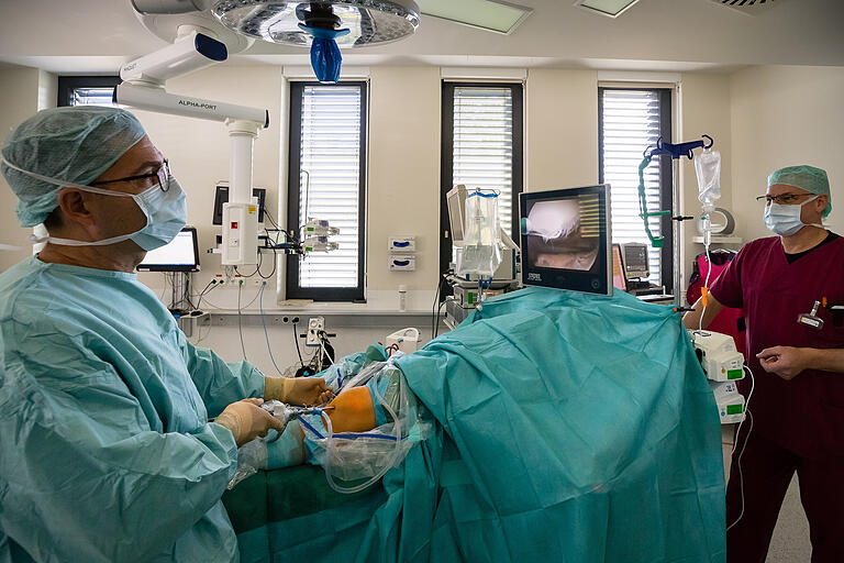 Chefarzt Dr.&nbsp; Matthias Blanke bei einem ambulanten&nbsp; Knie-Eingriff, rechts Dr. Dirk-Christian Nüchter.