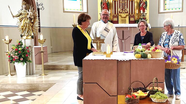 Diakon Kleinschnitz mit Rita Teske, Ingrid Graber und Irmtraud  Winkler vom Seniorenteam Euerfeld vor dem herbstlich gestalteten Altar.