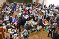 Beim Baby- und Kinderflohmarkt in der Oskar-Herbig-Halle war allerhand geboten. Viel Publikum fand sich ein, und das nicht nur, weil es hier warm und trocken war