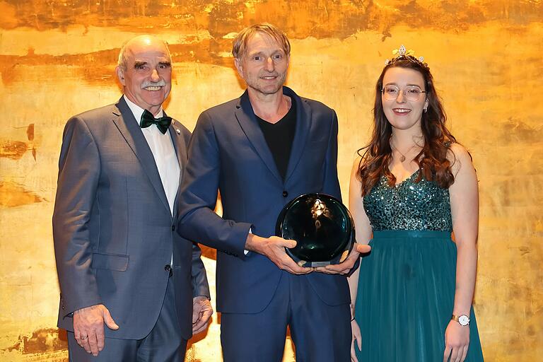 Über den Ehrenpreis des Fränkischen Weinbauverbandes kann sich das Weingut A. &amp; E. Rippstein aus Sand freuen. Von links: Weinbaupräsident Arthur Steinmann, Mathias Rippstein und die Fränkische Weinkönigin Lisa Lehritter.