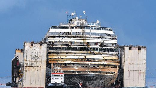 Abfahrbereit: Die &bdquo;Costa Concordia&ldquo; am Dienstag mit Lufttanks an ihren Seiten. Am Mittwoch soll ihre letzte Reise beginnen.