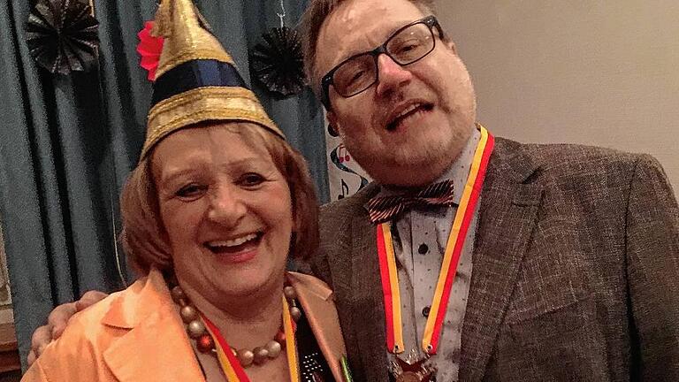 Spaßgaranten für Rosenmontag: Laudatorin Sabine Leutheusser-Schnarrenberger und Büttenredner Peter Kuhn (Schwarze Elf Schweinfurt) bei der Sitzung 2016. Spaßgaranten für Rosenmontag: Laudatorin Sabine Leutheusser-Schnarrenberger und Büttenredner Peter Kuhn (Schwarze Elf Schweinfurt) bei der Sitzung 2016.