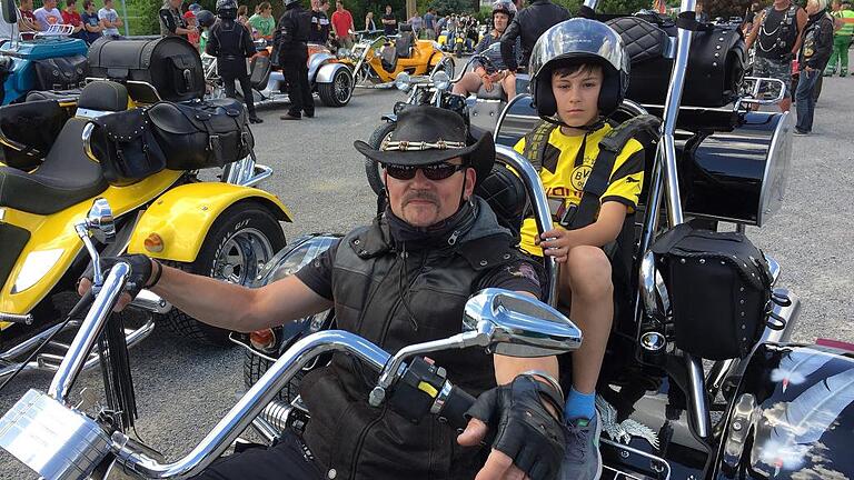 34 Trikes, 20 Motorräder und drei Motorräder mit Beiwagen: Zur Jubiläumsausfahrt der „Gallier 97“ kamen am Wochenende in Bütthard an die 100 Teilnehmer zusammen. Im Bild: Marten Ebelt aus Frankfurt und sein Beifahrer, der zehnjährige Marvin aus Bütthard. 34 Trikes, 20 Motorräder und drei Motorräder mit Beiwagen: Zur Jubiläumsausfahrt der „Gallier 97“ kamen am Wochenende in Bütthard an die 100 Teilnehmer zusammen. Im Bild: Marten Ebelt aus Frankfurt und sein Beifahrer, der zehnjährige Marvin aus Bütthard.