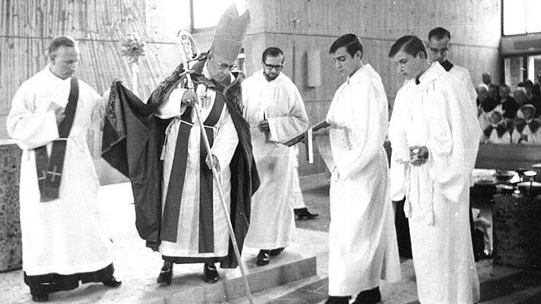 Die Weihe der Kirche &bdquo;Zur Heiligen Familie&ldquo; in Karlstadt nahm 1967 Bischof Josef Stangl vor. Links Pater Caspar Ballestrem. Die beiden Ministranten sind Günter Schmidt (links) und Michael Maasz (rechts). Rechts im Hintergrund Prälat Walter Hohmann, der damals bischöflicher Sekretär war.