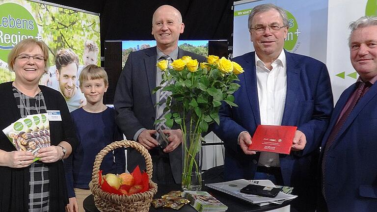Zwei Tage lang präsentierte sich auf der Immobilienmesse Franken die ILE &bdquo;Lebensregion plus&ldquo;. Unser Bild zeigt beim &bdquo;Schichtwechsel&ldquo; am Sonntag (von links) Oberaurachs 3. Bürgermeisterin Sabine Weinbeer, Knetzgaus Bürgermeister Stefan Paulus, der auch Sohn Matti mitgebracht hatte, Sands Bürgermeister Bernhard Ruß und Bürgermeister Alfons Hartlieb aus Stettfeld.