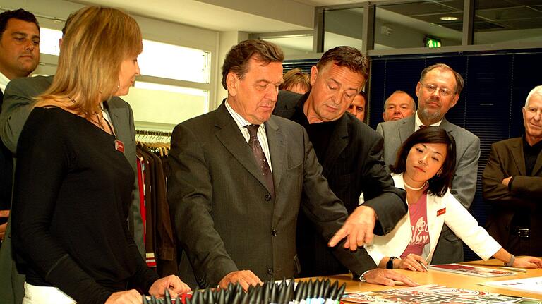 Bernd Freier (Mitte) stellte 2003 Gerhard Schröder s.Oliver vor. Mit dem ehemaligen Bundeskanzler ist Freier eng befreundet. Bernd Freier (Mitte) stellte 2003 Gerhard Schröder s.Oliver vor. Mit dem ehemaligen Bundeskanzler ist Freier eng befreundet.
