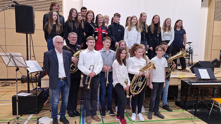 Die Staatliche Realschule Gemünden gestaltete die 'Abendgesänge' des pastoralen Raums Gemünden. Vorne links im Bild Schulleiter Thomas Feser, hinten links Thomas Wolz. Die Staatliche Realschule Gemünden gestaltete die 'Abendgesänge' des pastoralen Raums Gemünden. Vorne links im Bild Schulleiter Thomas Feser, hinten links Thomas Wolz.