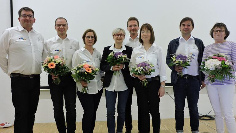 Neuwahlen und Ehrung beim TSV Lohr: (von links) die gleichberechtigten Vorsitzenden Dirk Lorenz, Thomas Graf und Carmen Burk stehen für weitere zwei Jahre an der Vereinsspitze. Als Beisitzende im Amt bestätigt wurden Christiane Werthmann, Claus-Peter Schattmann, Petra Schierig und Thomas Riedmann. Neues TSV-Ehrenmitglied ist Ulla Menzel. Neuwahlen und Ehrung beim TSV Lohr: (von links) die gleichberechtigten Vorsitzenden Dirk Lorenz, Thomas Graf und Carmen Burk stehen für weitere zwei Jahre an der Vereinsspitze. Als Beisitzende im Amt bestätigt wurden Christiane Werthmann, Claus-Peter Schattmann, Petra Schierig und Thomas Riedmann. Neues TSV-Ehrenmitglied ist Ulla Menzel.