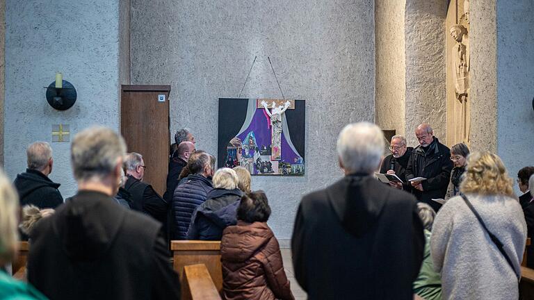 Bis 30. März ist die Fastenausstellung in den Seitenkapellen in der Abteikirche Münsterschwarzach zu sehen. Bei der Eröffnungsveranstaltung gab der Künstler P. Meinrad Dufner eine Meditation. An jedem Fastensonntag ist um 16 Uhr jeweils wieder eine besondere Veranstaltung geplant. Die Kunstwerke sind zu den Öffnungszeiten der Kirche von 5 Uhr bis 20 Uhr zu sehen.