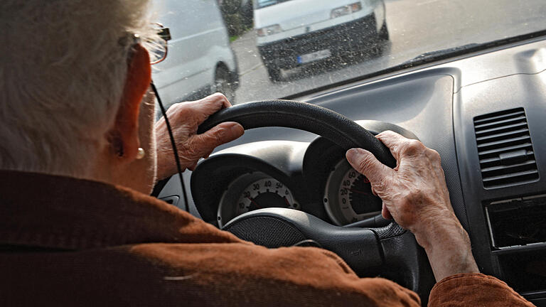 Autofahren im Alter - ARCHIV - ILLUSTRATION - Eine 84-jährige Frau sitzt am 30.04.2013 in Weingarten (Landkreis Ravensburg) am Steuer ihres Kleinwagens. Das Thema Fahrtüchtigkeit im Alter wird in Deutschland immer wieder kontrovers diskutiert. Foto: Felix Kästle/dpa (zu dpa '84-Jähriger rast in Menschenmenge - Debatte über Senioren am Steuer' vom 08.05.20169 +++(c) dpa - Bildfunk+++ | Verwendung weltweit Autofahren im Alter - ARCHIV - ILLUSTRATION - Eine 84-jährige Frau sitzt am 30.04.2013 in Weingarten (Landkreis Ravensburg) am Steuer ihres Kleinwagens. Das Thema Fahrtüchtigkeit im Alter wird in Deutschland immer wieder kontrovers diskutiert. Foto: Felix Kästle/dpa (zu dpa '84-Jähriger rast in Menschenmenge - Debatte über Senioren am Steuer' vom 08.05.20169 +++(c) dpa - Bildfunk+++ | Verwendung weltweit