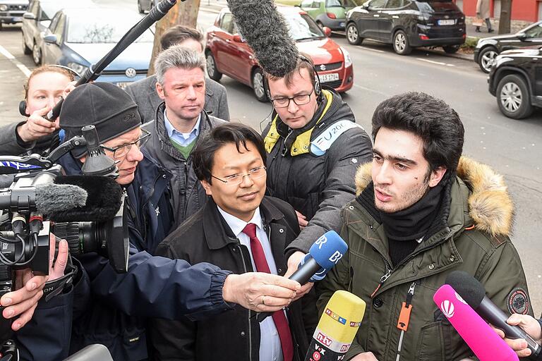Chan-jo Jun 2017 mit dem Syrer Anas Modamani nach dem Facebook-Prozess in Würzburg. Chan-jo Jun 2017 mit dem Syrer Anas Modamani nach dem Facebook-Prozess in Würzburg.