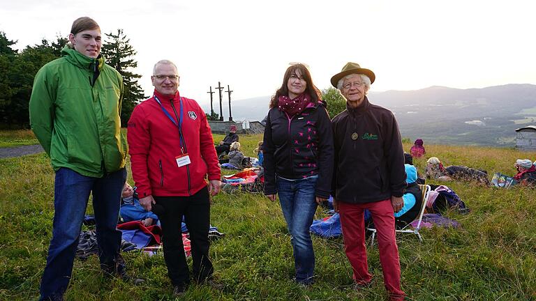 Roland Müller - rechts, hier mit Sternenpark-Koordinatorin Sabine Frank, Tourismusreferent Gerhard Nägler (Bischofsheim) und Simon Manger (Verein Sternenpark Rhön e. V.) bei der 'Nacht der Poesie' 2017 auf dem Kreuzberg - fühlt sich der Rhön und ihrem Sternenpark tief verbunden und hat mehr als sechs Jahre lang die 'Himmelsvorschau' zusammengestellt. Foto: Marion Eckert       -  Roland Müller - rechts, hier mit Sternenpark-Koordinatorin Sabine Frank, Tourismusreferent Gerhard Nägler (Bischofsheim) und Simon Manger (Verein Sternenpark Rhön e. V.) bei der 'Nacht der Poesie' 2017 auf dem Kreuzberg - fühlt sich der Rhön und ihrem Sternenpark tief verbunden und hat mehr als sechs Jahre lang die 'Himmelsvorschau' zusammengestellt. Foto: Marion Eckert