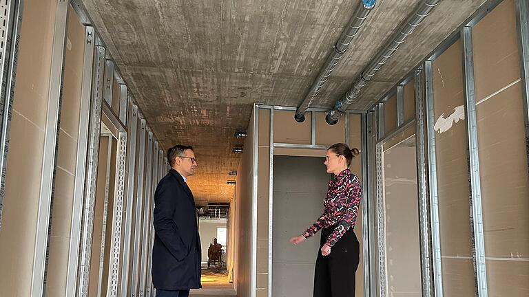 Dr. Barbara Thumes und Dr. Piet Plumhoff machen sich mit Bürgermeister Alexander Knahn (von links) ein Bild vom Baufortschritt des neues Ärztehauses im Grundweg.